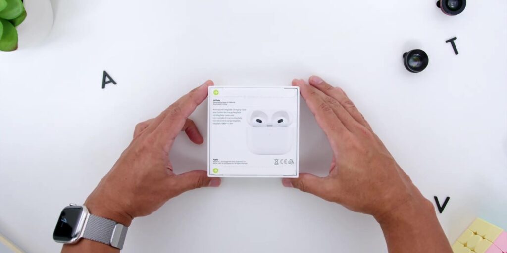 1.2 back box 1080p AirPods Gen 3.mp400003