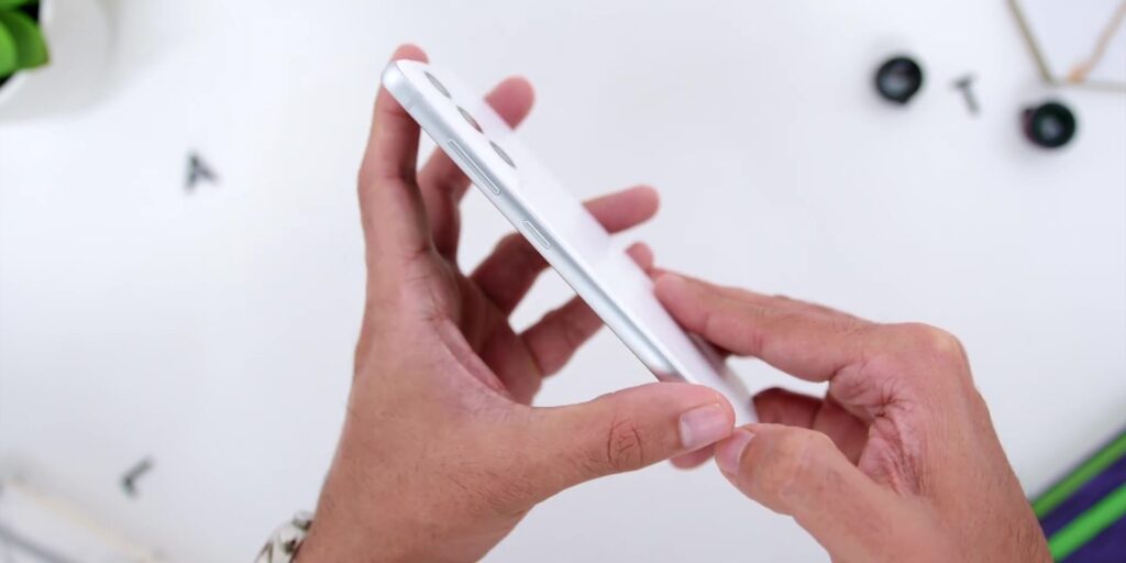 Samsung Galaxy S21 FE Full Review: But WHY? 😮 9 1.9 side view