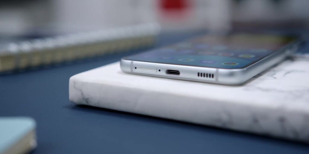 Samsung Galaxy S21 FE Full Review: But WHY? 😮 7 1.7 bottom view