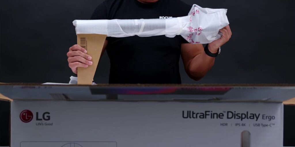 Watch THIS Before You Buy Any Monitor! š± : LG 32ā UltraFine⢠Display Ergo 4K Monitor! 4 1.9 ergo stand