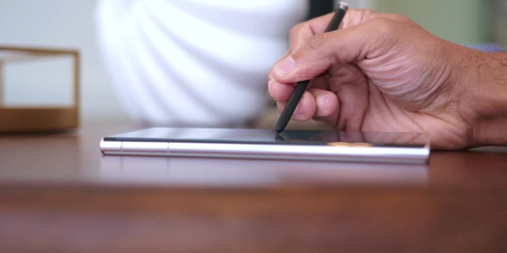 Samsung Galaxy S22 Ultra: Hands On & First Impressions! 19 5.2 writing