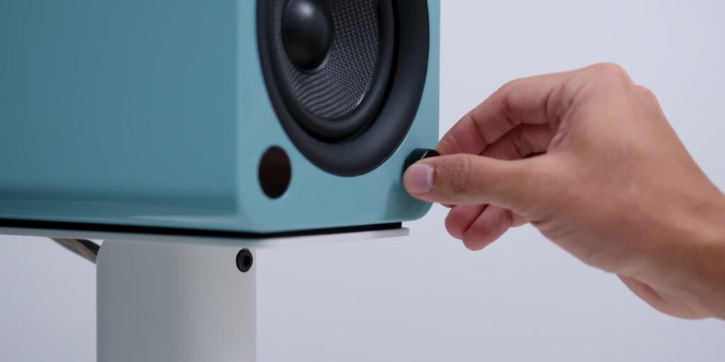 Here comes the Elder Brother! Kanto YU4 Review: Bluetooth + BIGGER Sound! 5 2.3 control knob