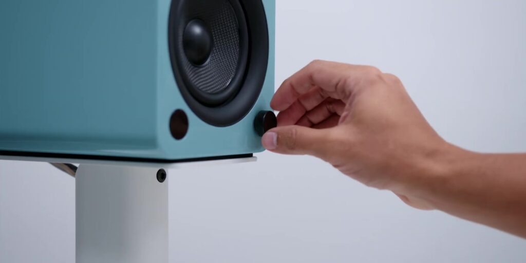 Here comes the Elder Brother! Kanto YU4 Review: Bluetooth + BIGGER Sound! 14 3.6 knob in front