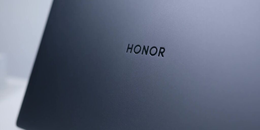HONOR MagicBook 16 Review : This 144Hz, Powerful & Thin laptop works like MAGIC! 7 2.2 embossed logo