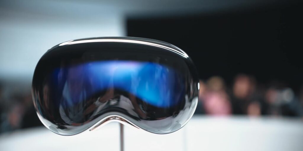 Apple’s GAME-CHANGING Announcements: All You NEED to Know During WWDC 2023! 44 8.2 vision pro front