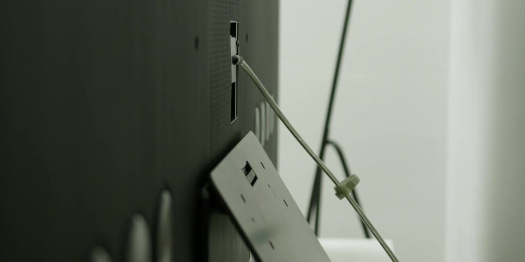 Is An 8K TV “Overkill”? Samsung QN800C 75” Review 24 4.6 one wire to TV