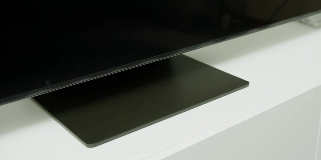 Is An 8K TV “Overkill”? Samsung QN800C 75” Review 22 4.4 metal base