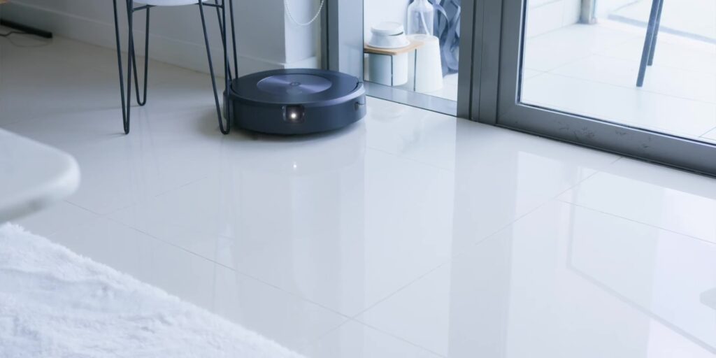 Auto-Retracting Mop?! 😲 iRobot Roomba Combo j7+: The Ultimate 2-in-1 Robot Vacuum 25 5.2 dodges and navigate