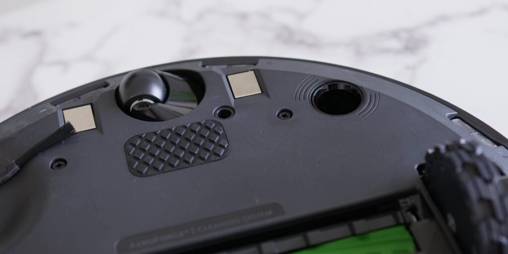 Auto-Retracting Mop?! 😲 iRobot Roomba Combo j7+: The Ultimate 2-in-1 Robot Vacuum 8 1.4 3 holes in middle