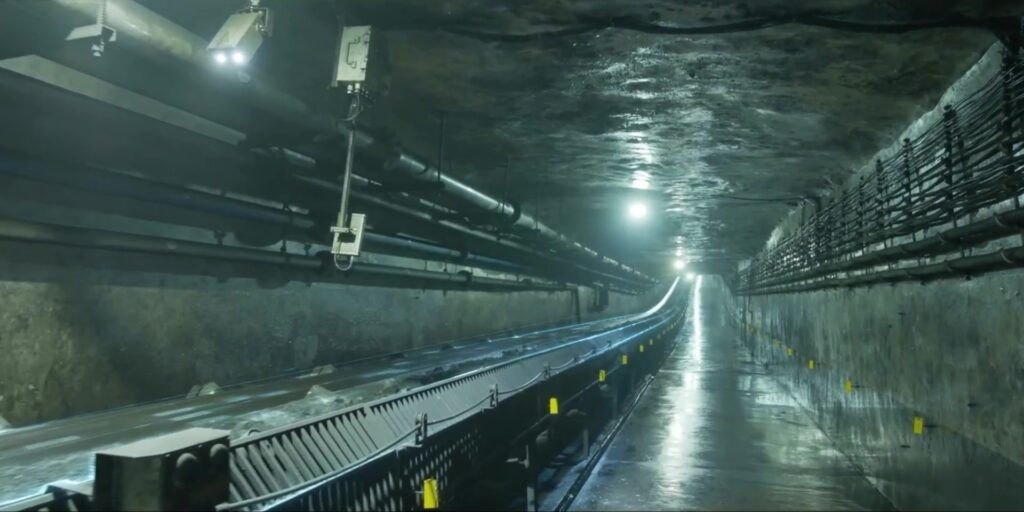 I EXPLORED AI, 900 Meters UNDERGROUND! 😱 5 1.8 go into details