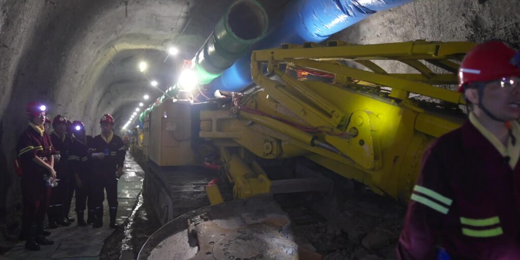 I EXPLORED AI, 900 Meters UNDERGROUND! 😱 4 1.3 a lot of work