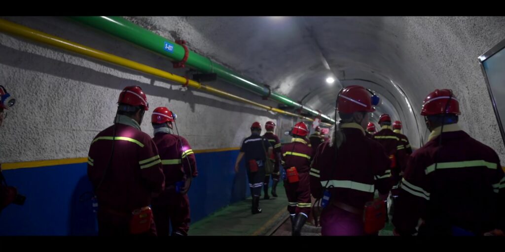 I EXPLORED AI, 900 Meters UNDERGROUND! 😱 3 0.2 intro mining