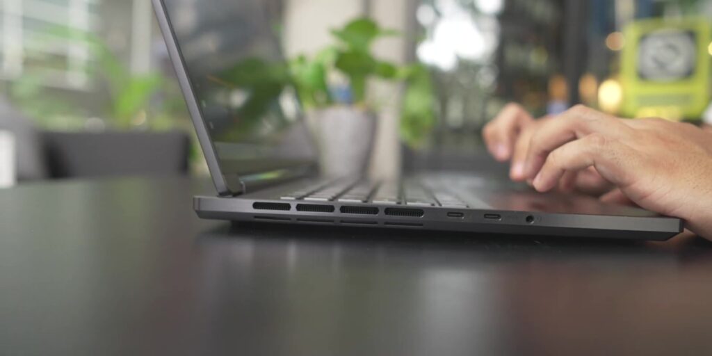 Lenovo Legion Slim 7i: Thin But Still Powerful! ⚡ 9 1.8 free at the sides