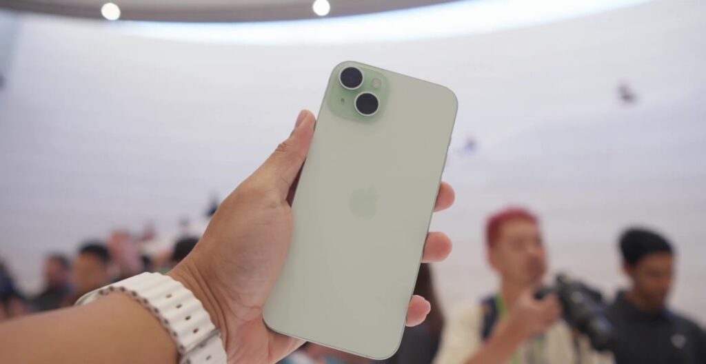 Is The iPhone 15 Pro a Flop or Future? 😲 | ALL DEVICES Hands-On Review! 1 1.4 iphone 15 view