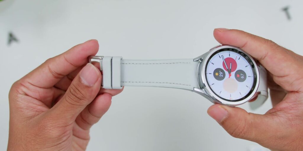 THIS Samsung Smartwatch Is Awesome! ⌚ Samsung Galaxy Watch6 Classic | Unboxing & First Impressions 13 2.8 strap material