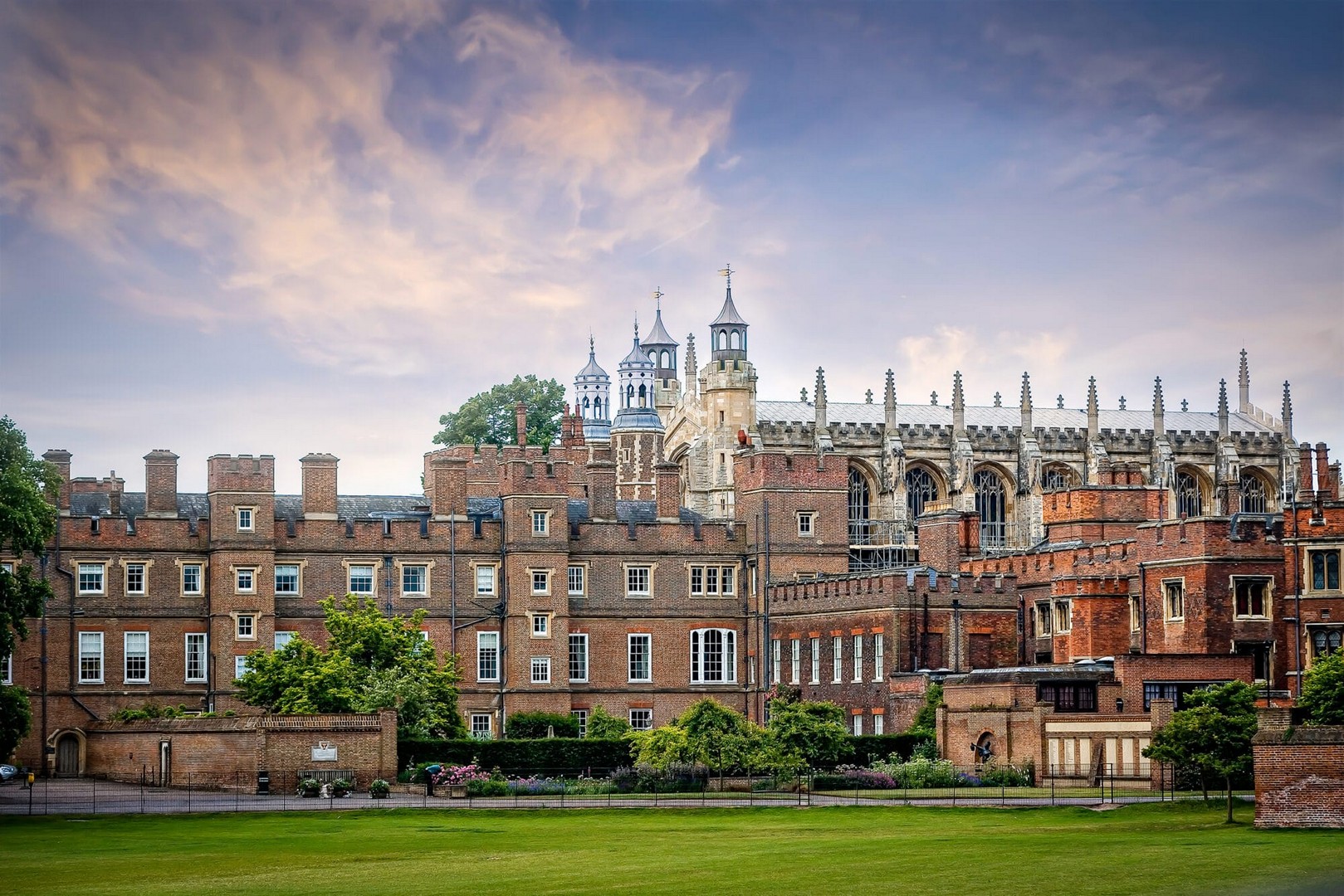 Elite British School, Eton College, Bans Smartphones for New Students 1 Eton School