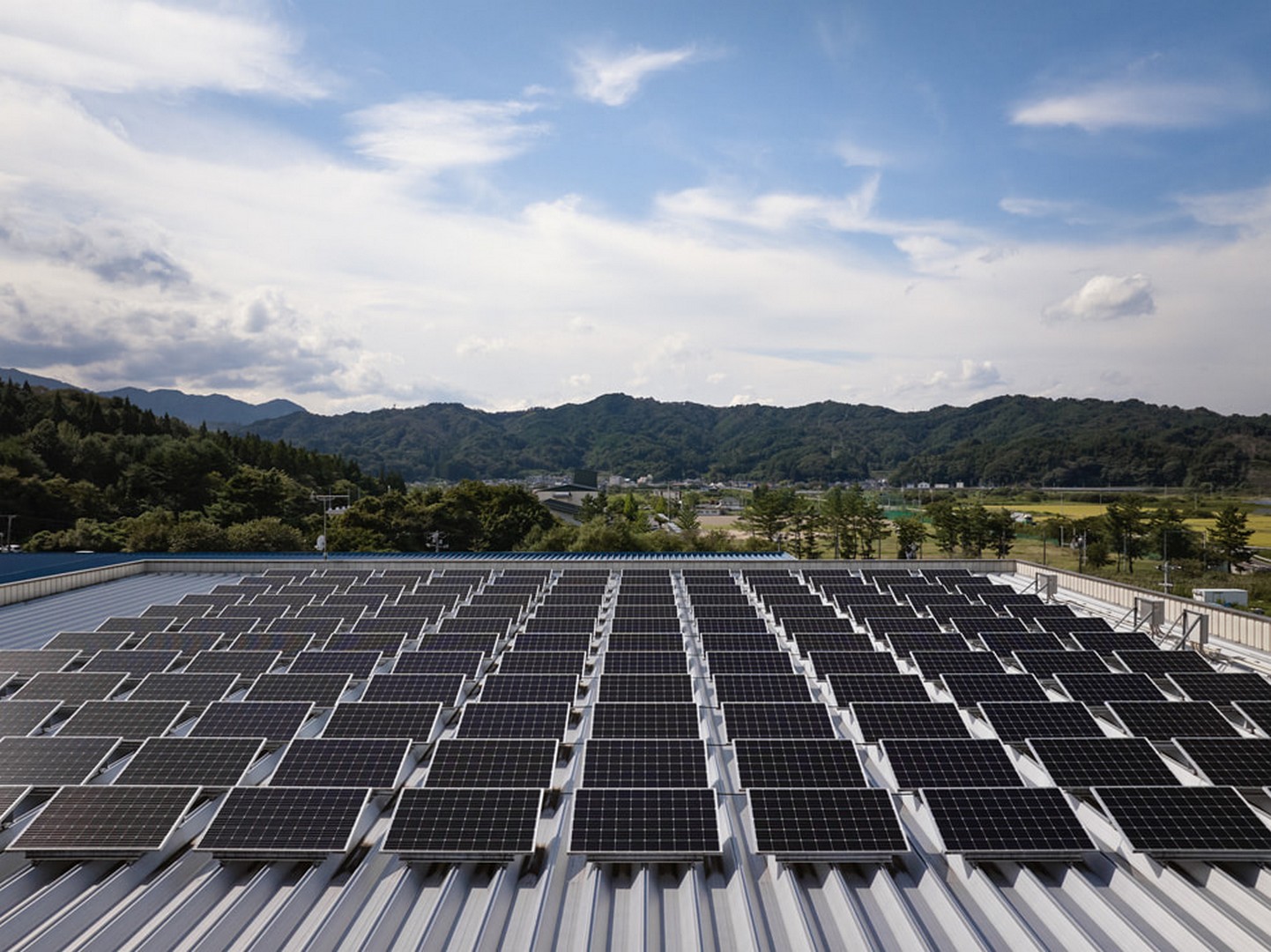 Apple Hits Dual Green Milestones: Over 60% Emissions Cut and Near-100% Recycled Key Materials 2 Apple Green Milestone