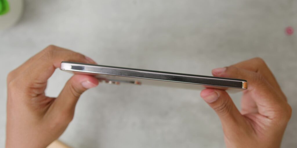 vivo V50 Lite: I Thought Lite Phones Were Weak—Then I Tried This 3 1.2 slim side view