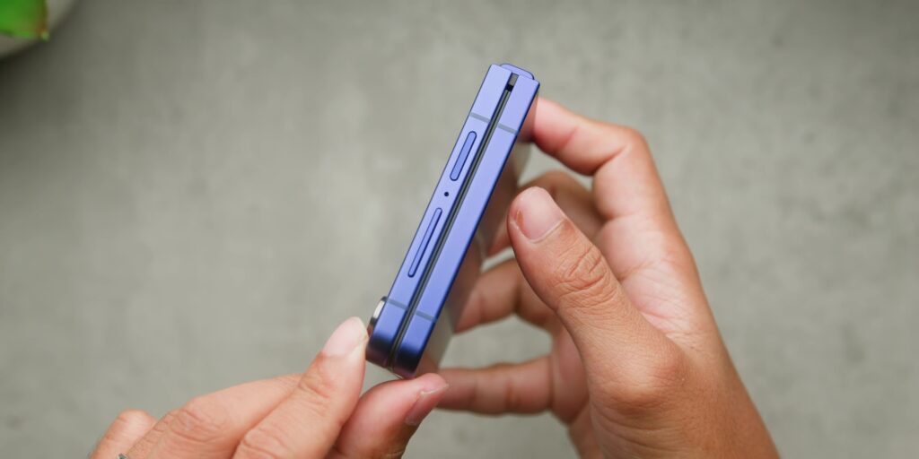 Samsung Galaxy Z Flip7 After 2 Weeks: Finally the Foldable Worth Switching To? 17 2.6 less bulky in pocket