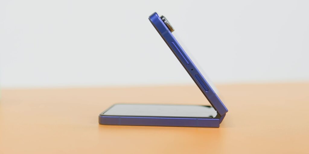 Samsung Galaxy Z Flip7 After 2 Weeks: Finally the Foldable Worth Switching To? 13 2.2 flat sides