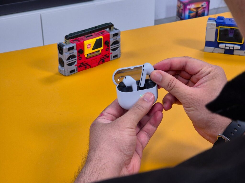 Samsung Galaxy Buds3 FE Shoulder Shot