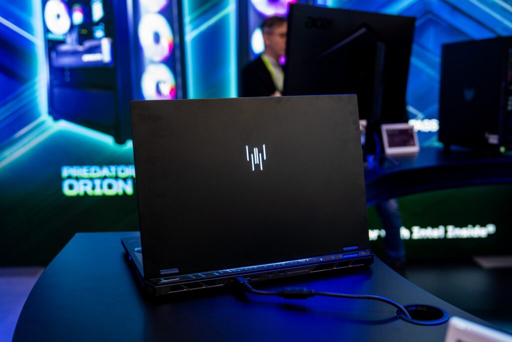 Predator Helios 18P Back