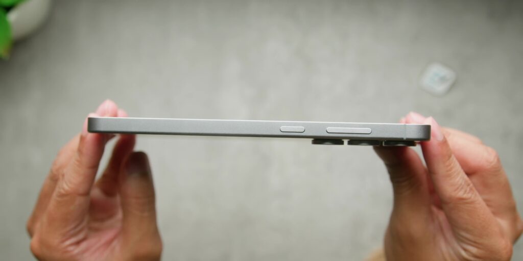 Samsung Galaxy S25 FE After 2 Weeks: Be SMART! 5 1.4 slimmer