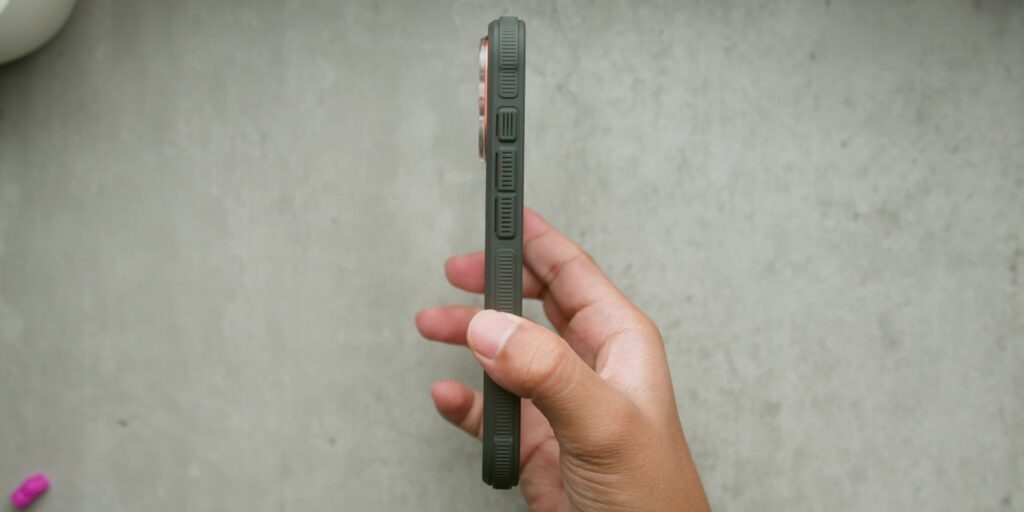 iPhone 17 Pro & Pro Max Review After 2 Weeks: The Biggest Upgrade You Can’t See? 12 2.4 ghost case side