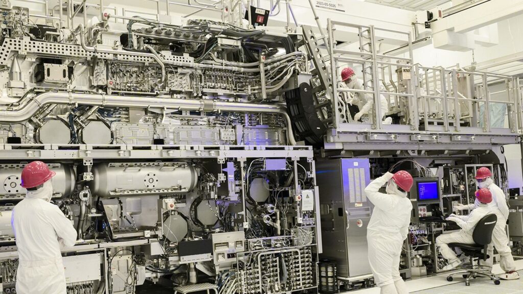 Intel Set for 2028 Return to iPhone, Focusing on Chip Manufacturing 2 Intel Manufacturing Plant