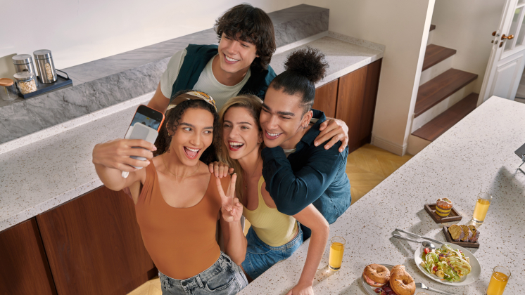 Insta360 Snap Selfie Screen: Rear Camera Quality, Front-Facing Confidence 1 Insta360 Snap Selfie Screen group selfie
