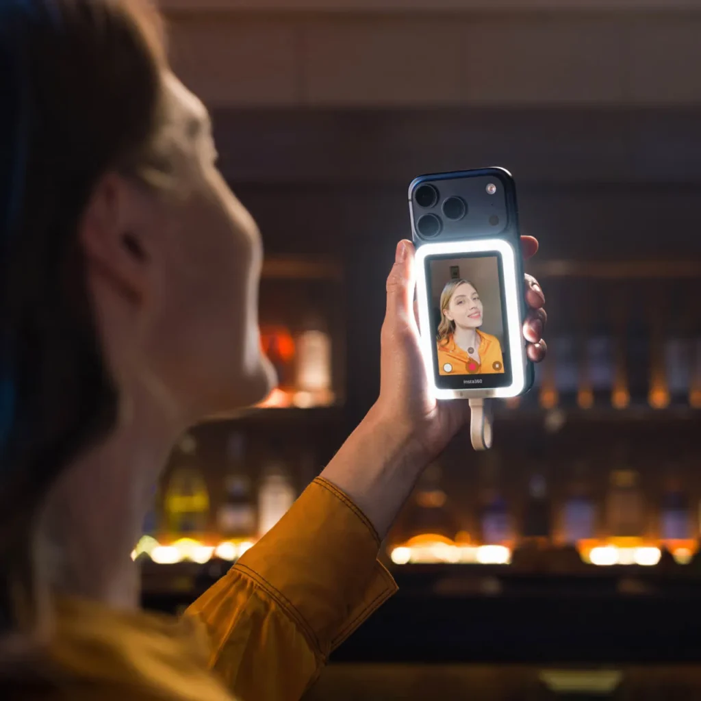 Insta360 Snap Selfie Screen: Rear Camera Quality, Front-Facing Confidence 2 Insta360 Snap Selfie Screen with light
