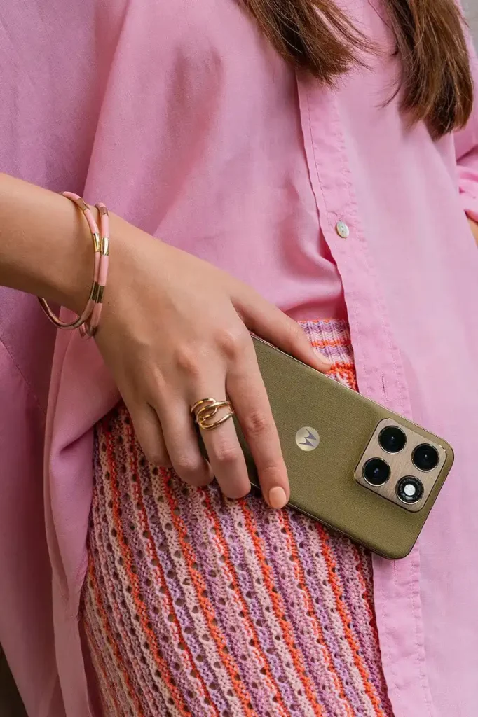 The 5,200-Nit Delusion: Why the New Motorola Edge Series' Record-Breaking Display is a Heat Throttling Trap 6 Motorola Edge 2026 lifestyle 2